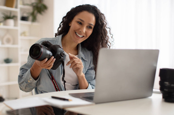 Γυναίκα φωτογράφος βίντεο καλώντας Holding φωτογραφική μηχανή διδασκαλία φωτογραφίας σε απευθείας σύνδεση εσωτερική - Φωτογραφία, εικόνα