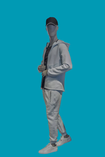 Imagen completa de un maniquí masculino con ropa deportiva aislada sobre un fondo azul - Foto, Imagen