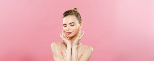 Beauty Concept - Belle femme avec peau propre fraîche en gros plan sur studio rose. Visage soin de la peau. Cosmétologie
. - Photo, image