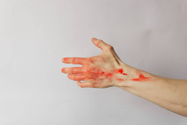 Samotny człowiek z czerwoną krwią odizolowany na białym tle. Ręce mordercy i gwałciciela. Koncepcja Halloween. - Zdjęcie, obraz