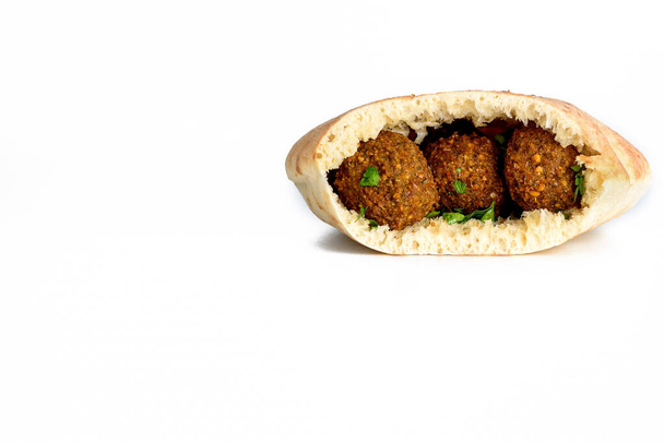 Pita soslu falafel topları izole edilmiş beyaz arka plan. Falafel geleneksel bir Orta Doğu yemeğidir.. - Fotoğraf, Görsel
