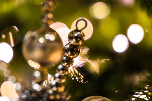 Karácsonyi dekorációk ellen fények háttér - Fotó, kép