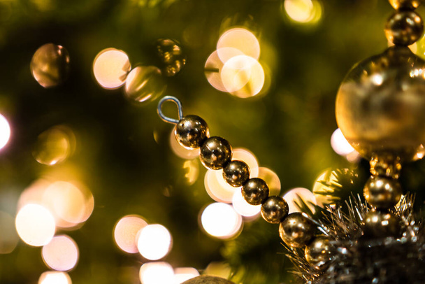 Χριστουγεννιάτικη ιδέα με διακόσμηση και bokeh ligths φόντο - Φωτογραφία, εικόνα