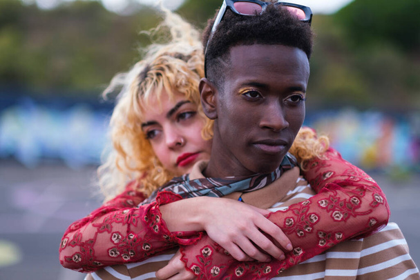 Farklı etnik kökenden ve makyajlı genç bir çiftin portresi - Fotoğraf, Görsel