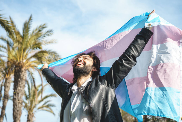 Homme heureux avec drapeau transgenre - Photo, image