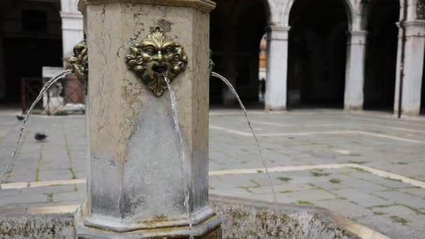 Szökőkút emberi arccal friss ivóvíz ömlött ki Velence szigetén Olaszországban - Felvétel, videó