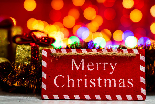 Decorazioni e ornamenti in una composizione natalizia colorata isolata su sfondo di luci sfocate. - Foto, immagini
