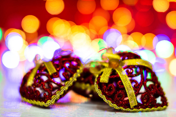 Díszek és díszek egy színes karácsonyi kompozíció elszigetelt háttér homályos fények. - Fotó, kép