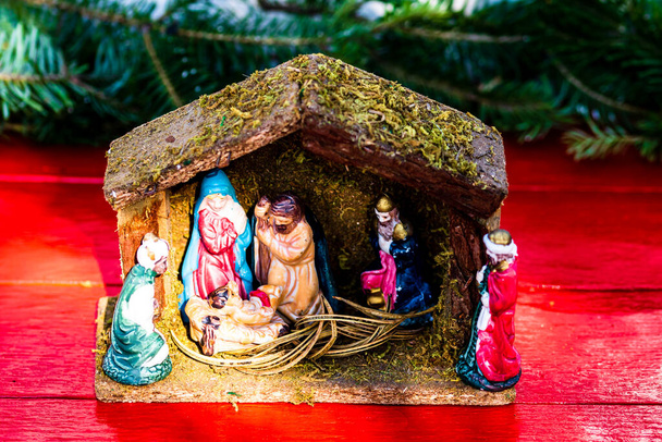 カラフルなキリスト降誕シーンとともに赤ちゃんイエスクリスマスの背景 - 写真・画像