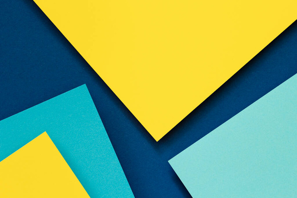 Absztrakt színes papírok geometria lapos feküdt összetételű háttér kék és sárga tónusok - Fotó, kép