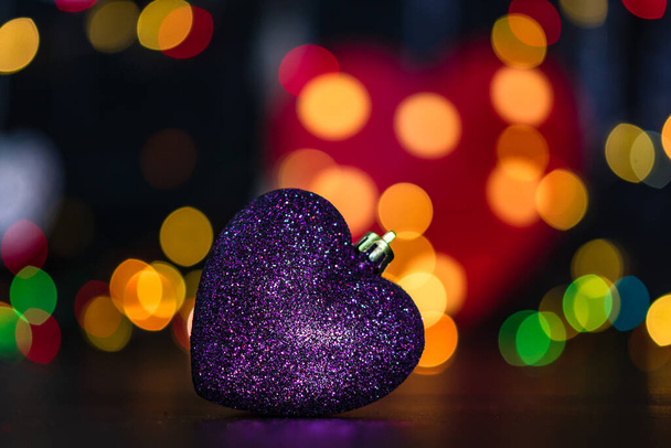 Decoração de Natal e ornamentos. Composição de Natal em luzes borradas fundo. Bola de Natal em forma de coração
. - Foto, Imagem