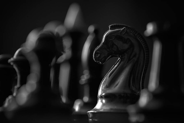 piezas de ajedrez en un tablero de ajedrez, la reina blanca derrotó al rey negro - Foto, imagen