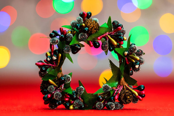 Coronas de Navidad decoradas de colores aislados en el fondo de luces borrosas. - Foto, imagen