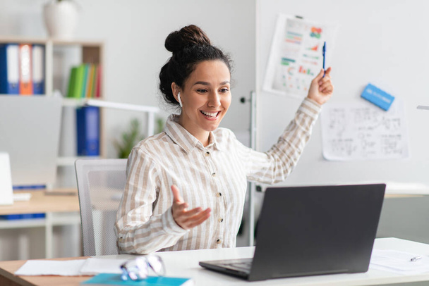 幸せなビジネス女性は、オンライン会議中にホワイトボード上のグラフを示す、プロジェクトのプレゼンテーションを作る - 写真・画像