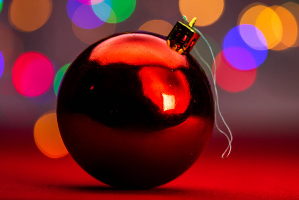 Χριστουγεννιάτικη ιδέα με διακόσμηση και bokeh ligths φόντο - Φωτογραφία, εικόνα