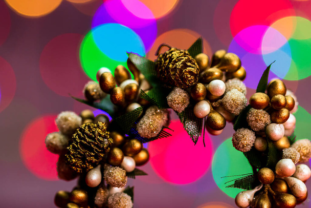 Coronas de Navidad decoradas de colores aislados en el fondo de luces borrosas. - Foto, imagen