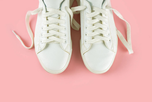 Zapatillas blancas sobre fondo rosa - Foto, imagen