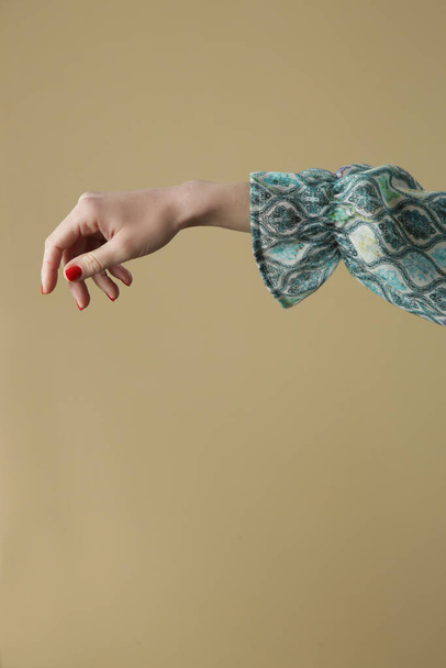 Primer plano de mujer en blusa de lino texturizado con estampado geométrico azul - Foto, Imagen
