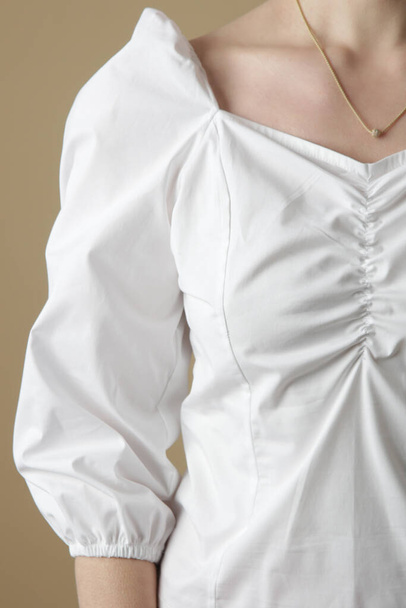Beyaz köylü bluzu giyen manken, yakın çekim, stüdyo fotoğrafı.. - Fotoğraf, Görsel