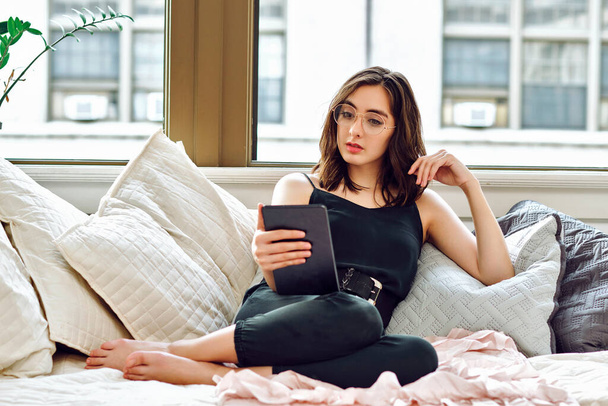 giovane bella donna con tablet pc sul divano di casa - Foto, immagini