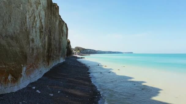 De krijtrotsen aan de kust van de stad Veules les Roses, Europa, Frankrijk, Normandië, Seine Maritime, in de zomer, op een zonnige dag. - Video