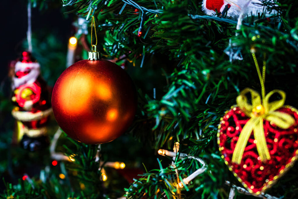 Decorazioni appese di Natale su abete. Albero di Natale decorato. Ramo di abete con decorazioni di bagattelle di Natale. - Foto, immagini