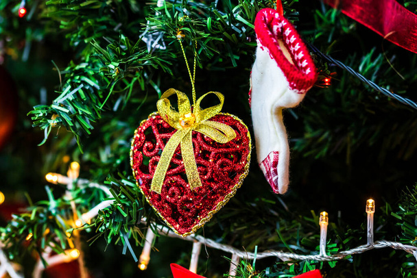 Decorações de Natal penduradas em abeto. Árvore de Natal decorada. Ramo de abeto com decorações de bugigangas de Natal. - Foto, Imagem