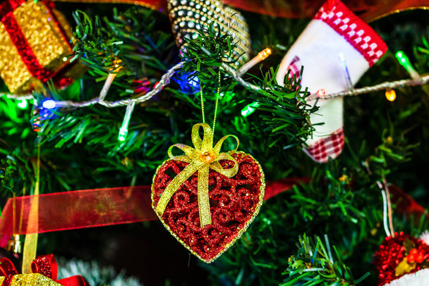 Weihnachtsschmuck am Tannenbaum. Geschmückter Weihnachtsbaum. Tannenzweig mit Christbaumschmuck. - Foto, Bild