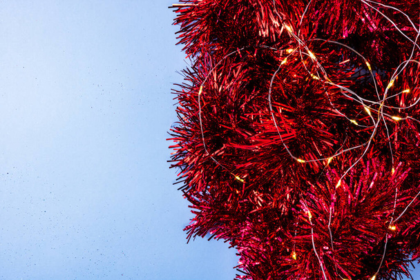 Украшенный рождественский фон с рождественскими орнаментами и украшениями. Верхний вид с копировальным пространством. - Фото, изображение