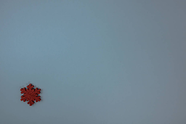 Fondo azul de Navidad con decoración de copo de nieve brillante rojo. Vista superior con espacio de copia Composición navideña. - Foto, imagen