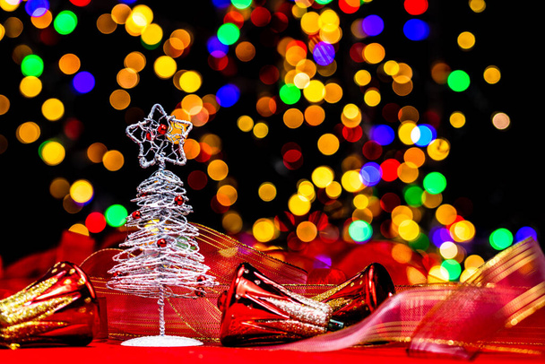 Décoration de Noël, Noël et Nouvel An fond de vacances, saison d'hiver avec des ornements de Noël et des lumières floues - Photo, image