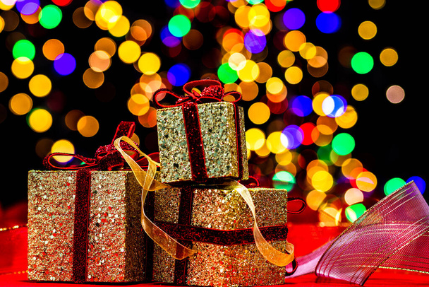 Navidad decoración, Navidad y Año Nuevo vacaciones fondo, temporada de invierno con adornos de Navidad y luces borrosas - Foto, imagen