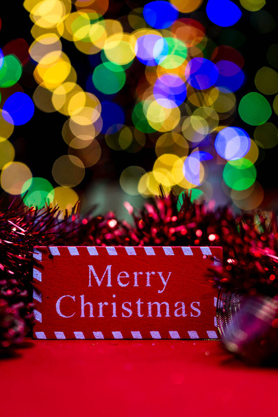Décoration de Noël, Noël et Nouvel An fond de vacances, saison d'hiver avec des ornements de Noël et des lumières floues - Photo, image