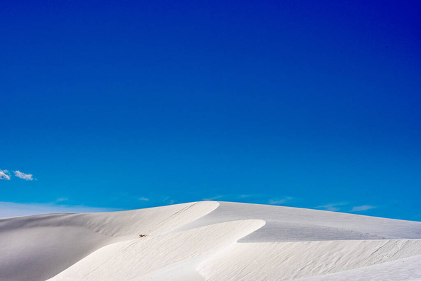 Sand Dune Edge Snakes Through The Dune Field in White Sands National Park - Foto, afbeelding