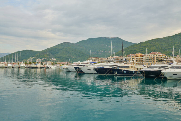 Bucht von Kotor mit Schiffen und Yachten - Foto, Bild