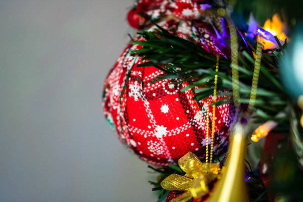 Kerstversiering opknoping in kerstboom - Foto, afbeelding