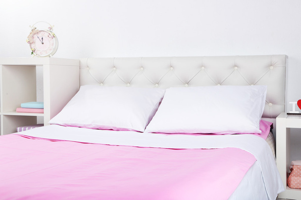 Bed in pink linen - Φωτογραφία, εικόνα