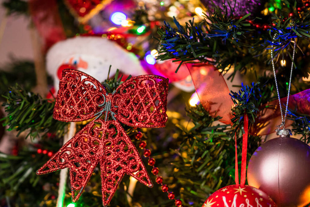 Decoración de Navidad colgando en árbol de Navidad - Foto, imagen