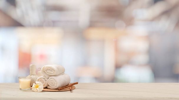 Espaço Mockup para montar sua exibição de produto em mesa de mármore branco com objetos de spa, toalhas, vela, bola de massagem. - Foto, Imagem