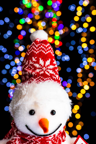 Weihnachtsdekoration vor Bokeh-Licht-Hintergrund halten - Foto, Bild