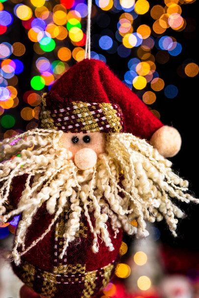 Celebración de la decoración de Navidad contra el fondo de luces bokeh - Foto, Imagen