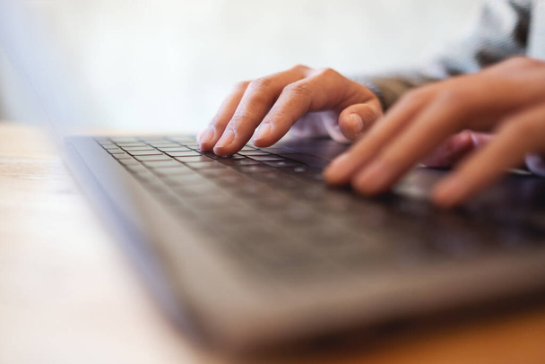 Крупним планом зображення жінки, що працює і друкує на клавіатурі комп'ютера ноутбука на столі
 - Фото, зображення