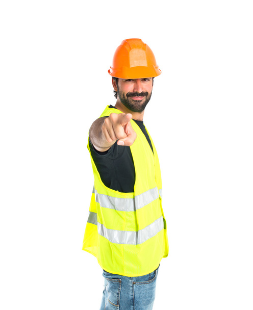 Ouvrier pointant vers l'avant sur fond blanc
 - Photo, image