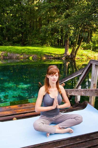 Giovane ragazza che fa yoga loto posa nel parco
 - Foto, immagini