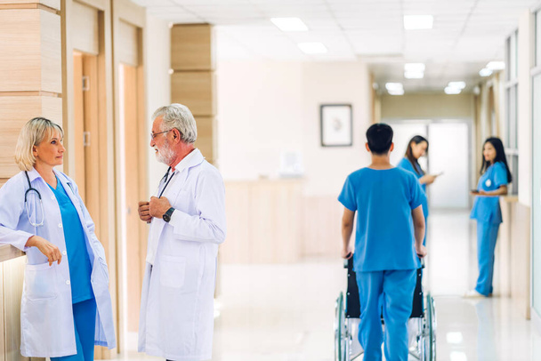 Groep van professionele arts team werken met stethoscoop in uniform werken bespreken en praten lopen in ziekenhuis.health medische zorg concept - Foto, afbeelding