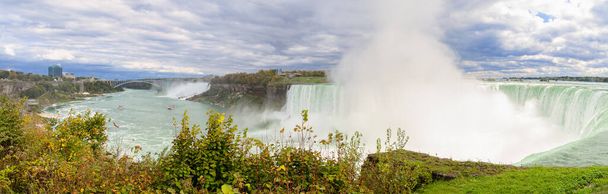 Panoramic view of Niagara Falls with American Falls and Canadian Horseshoe Falls in autumn, view from Canadian side. Niagara falls in Ontario, Canada - Foto, Imagem