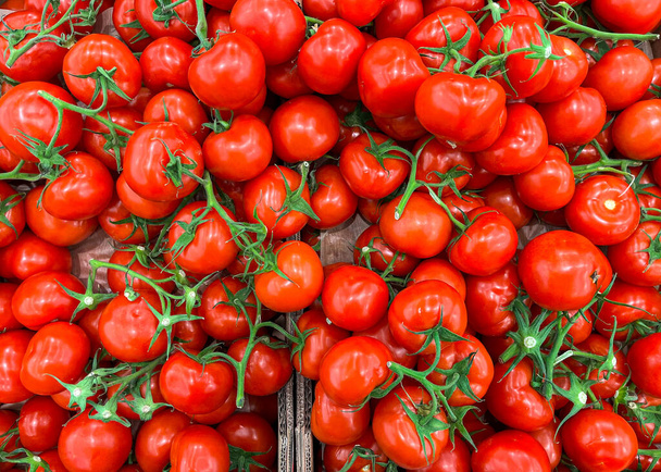Marketin tezgahının üzerinde domates yeşili domates meyveleri sağlıklı yemek atıştırmalıkları arka plandaki uzay yiyeceklerinin kırsal diyet vejetaryeni. - Fotoğraf, Görsel