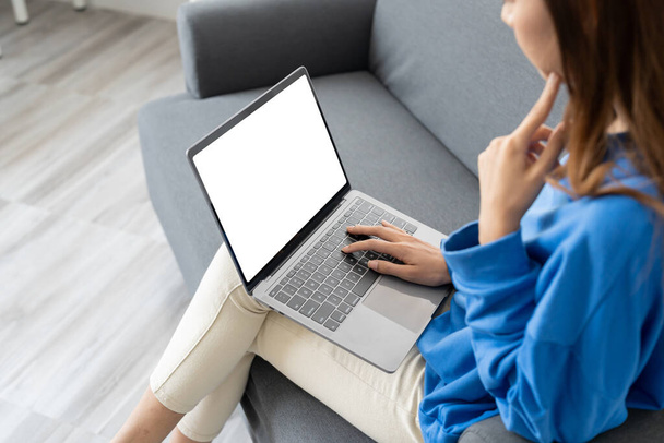 Top weergave van jonge vrouw werken met laptop computer, leeg scherm - Foto, afbeelding