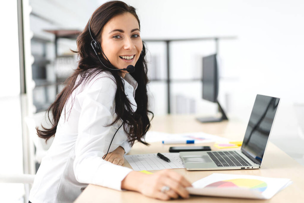 美しい幸せなコールセンター笑顔ビジネス女性オペレーターの顧客サポートは、コールセンターオフィスでワイヤレスヘッドセットマイクとコンピュータで働く電話サービスの相談ゲン - 写真・画像