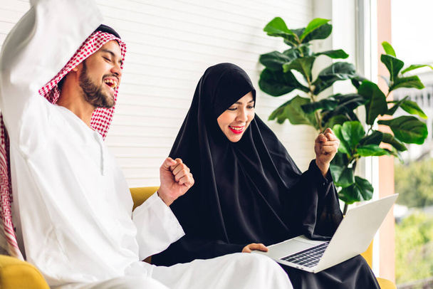 Успех коллектива арабских бизнесменов, работающих с ноутбуком и документооборотом. Творческие арабские бизнесмены встречаются и планируют анализ стратегии с помощью нового проекта идеи стартапа - Фото, изображение
